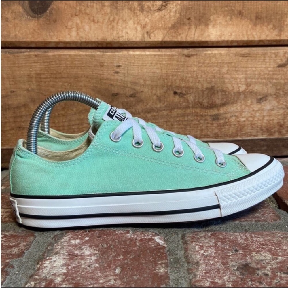 Converse Sneakers… Woman’s 8.